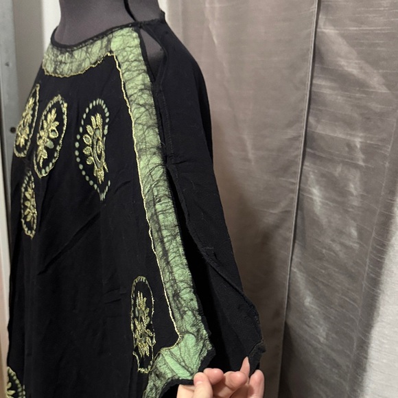 Elegant Black and Green Tunic Top - Picture 3 of 3